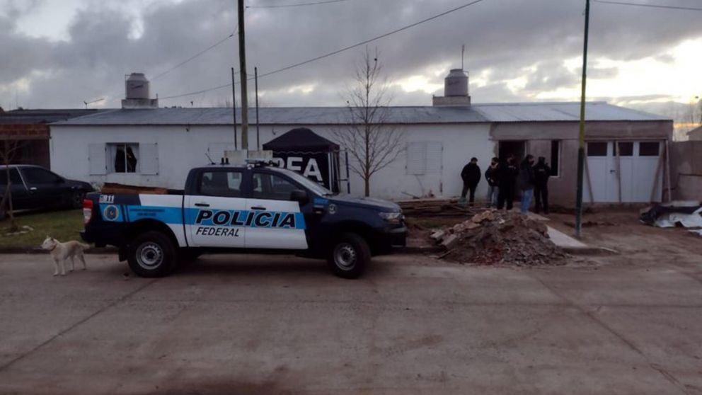 Imágenes del procedimiento en donde se detuvo al estudiantes de 23 años con pornografía infantil.