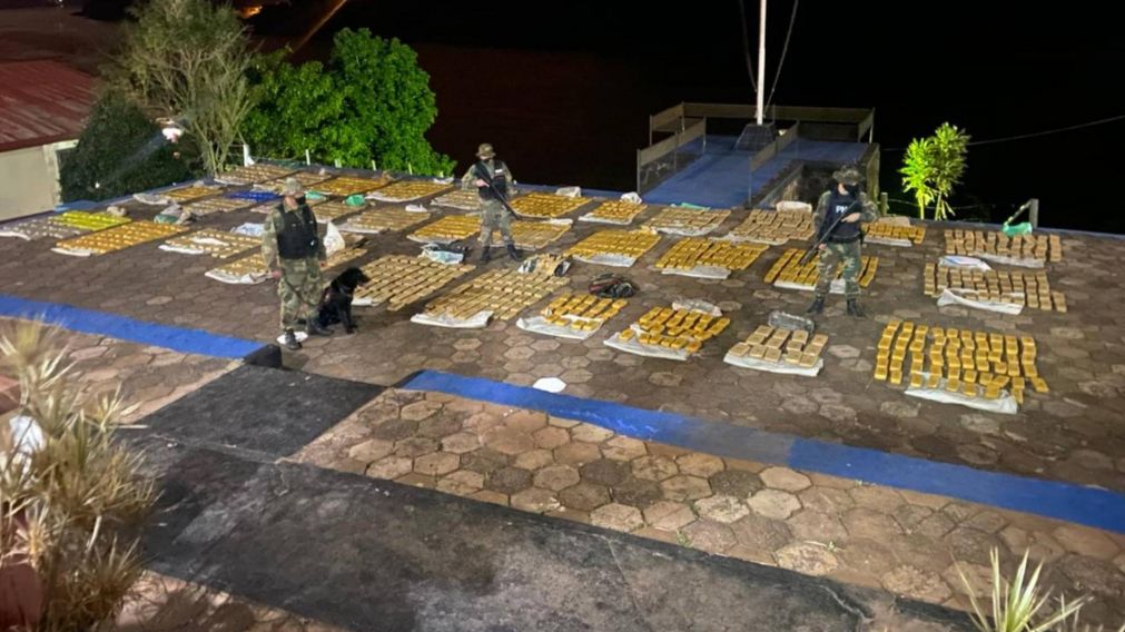 Así secuestran 1.310 "panes" de marihuana.