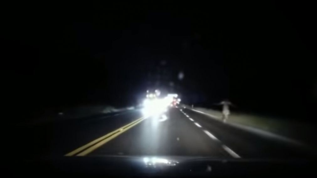 Un youtuber afirmó haber capturado a "La llorona" en la carretera con el video de su auto.