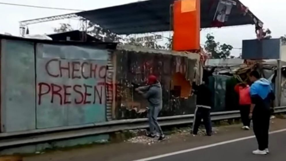 El momento en el que vecinos del santuario destrozan puestos en repudio al doble crimen.