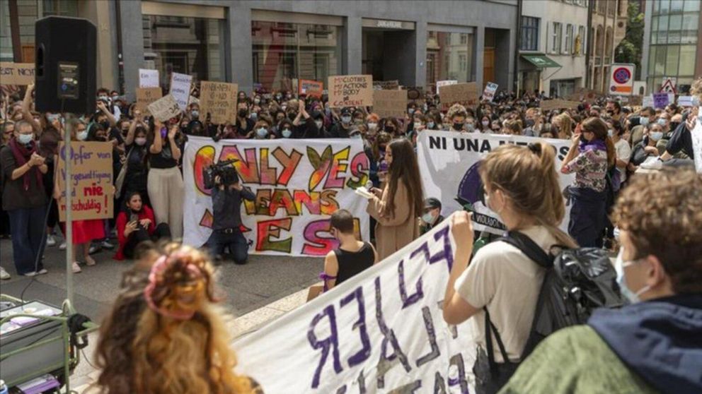Masiva protesta en el Tribunal de Suiza por el escandaloso fallo (Twitter).