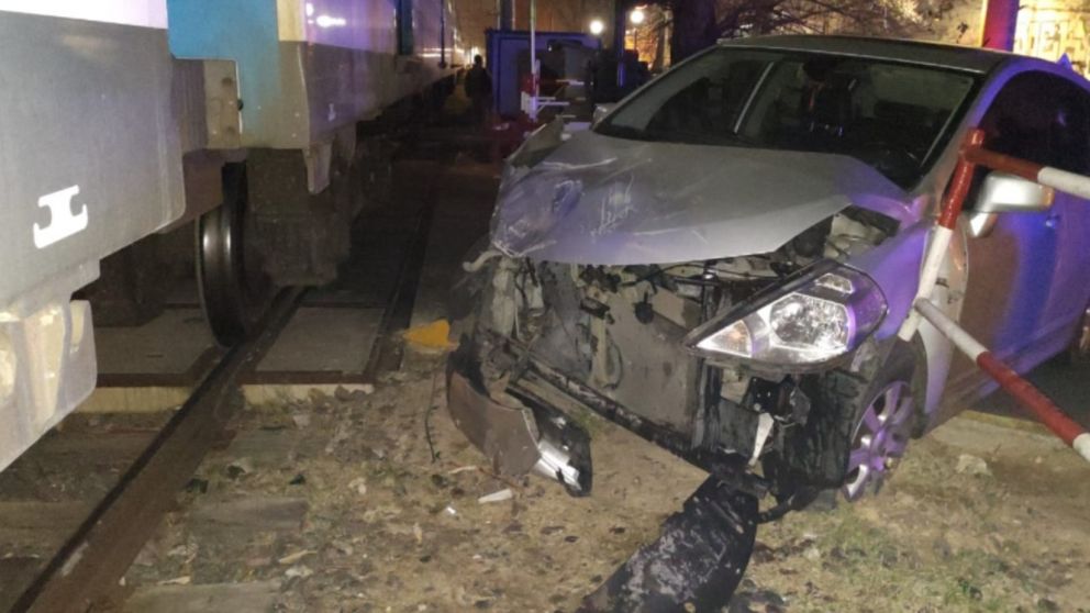 El automóvil quedó destrozado por el tremendo impacto.