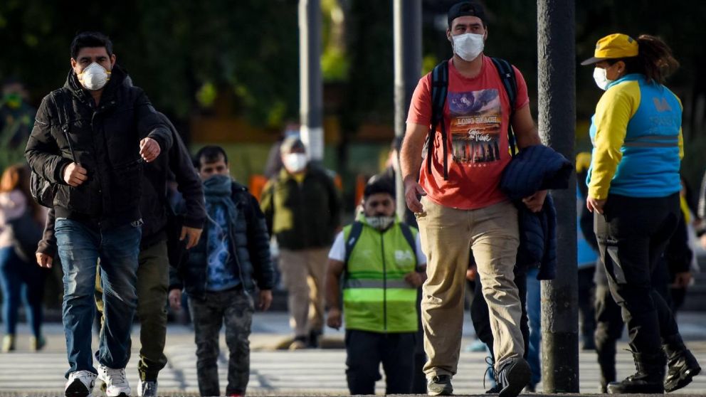 Las nuevas aperturas y el aumento del cupo de ingreso al país podrían hacer tambalear la baja de casos registrada en las últimas semanas.