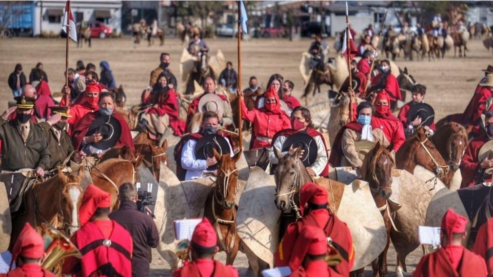 El gobernador Gustavo Sáenz participó del desfile del que se bajaron gauchos de distintos puntos del país (Gentileza El Tribuno).