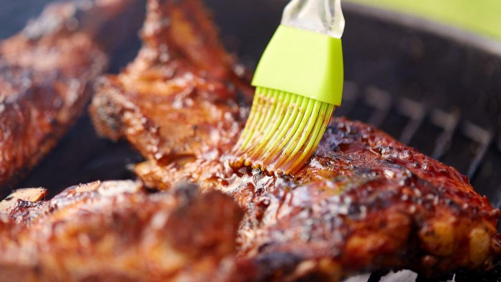 La salsa barbacoa se puede hacer fácil y rápido en casa.