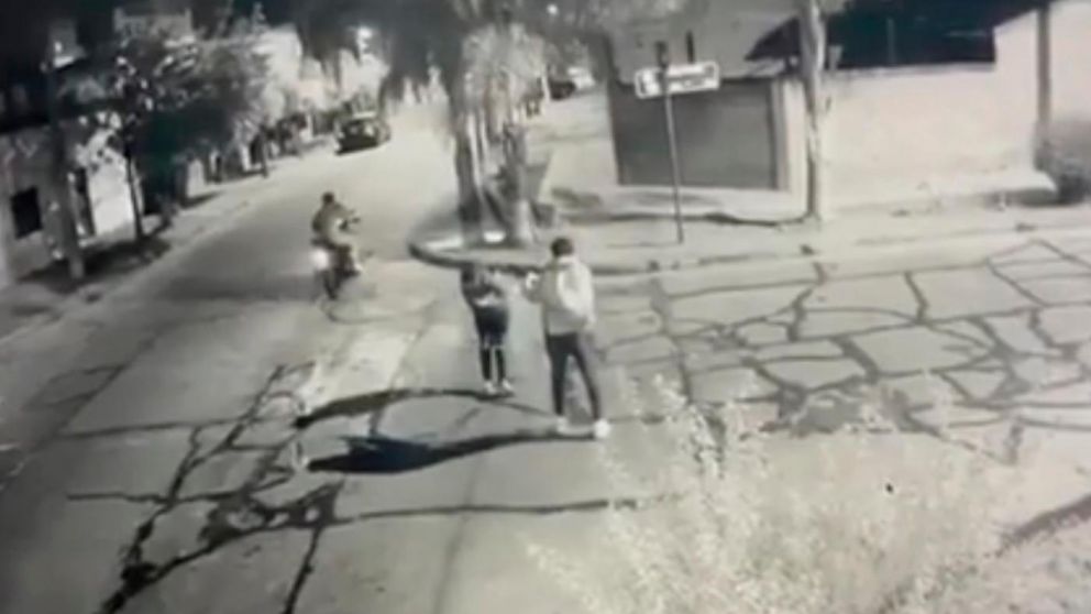 El momento en que el policía, de 33 años, disparó al delincuente en Villa Luzuriaga (Captura de video).