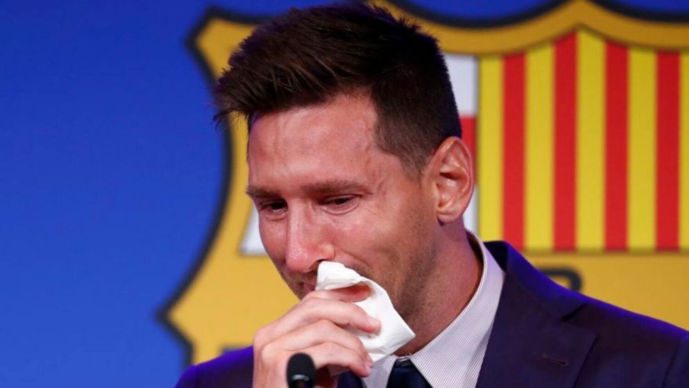 Messi lloró al dar una conferencia de prensa en su despedida del Barcelona (AP).