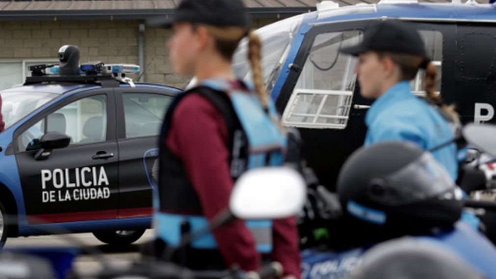 La mujer policía consiguió defenderse a balazos de los malvivientes.