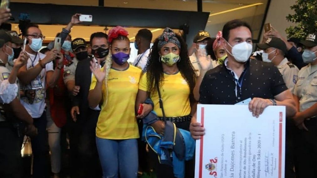 Intentaron que las chicas levantaran una barra como si estuvieran en una competencia.
