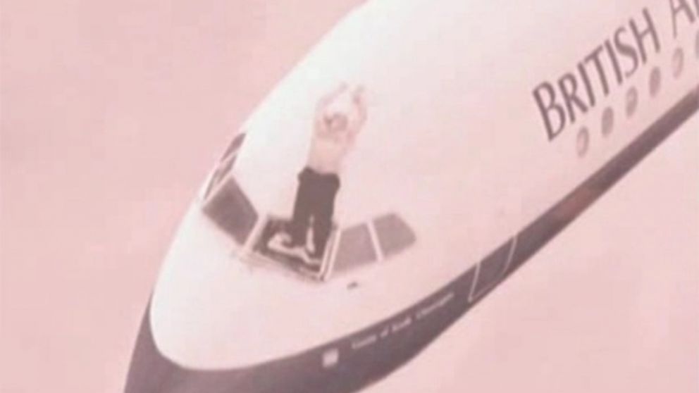 El piloto Lancaster había quedado colgado y sus cuerpo golpeaba contra la parte superior externa de la cabina.