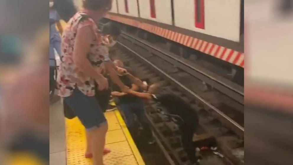 El pasajero fue rescatado por otros usuarios del subte.