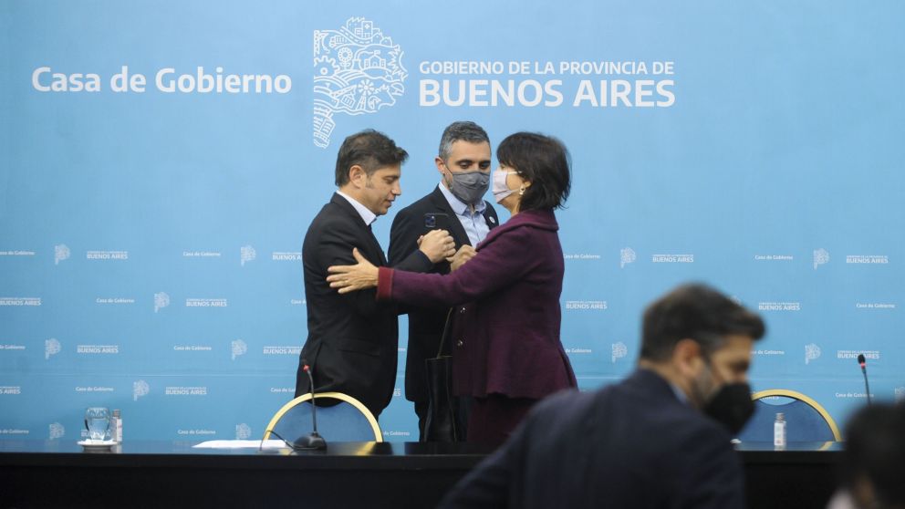 Kicillof, Marcó del Pont y Girard, al anunciar los nuevos beneficios para los monotributistas bonaerenses. (Télam)