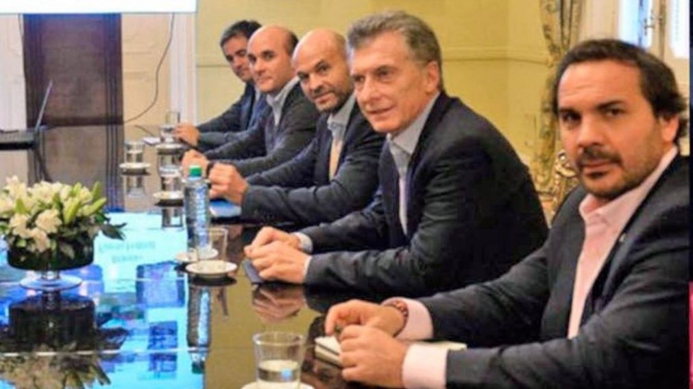Mórtola sentado al lado de Mauricio Macri, en una reunión de gestión del gobierno de Cambiemos.