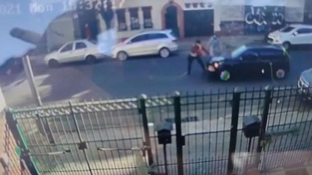 El incidente ocurri� a la�vista de cientos de transe�ntes en plena luz del d�a, en el barrio porte�o de Almagro (Captura de pantalla).   