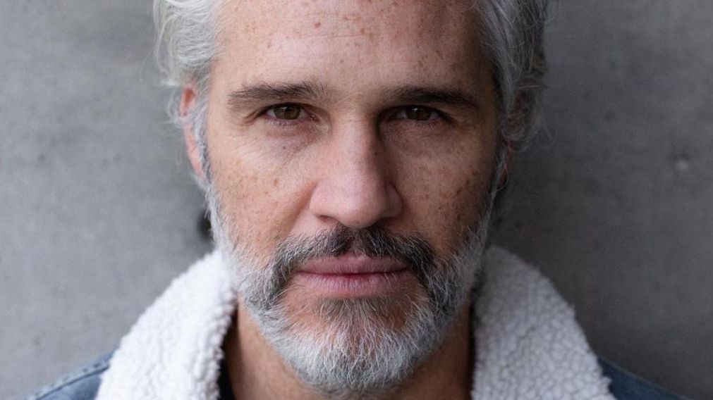 El intérprete de "Diego Olvera" el la célebre serie mexicana de Netflix fue internado de urgencia este martes por una trombosis.