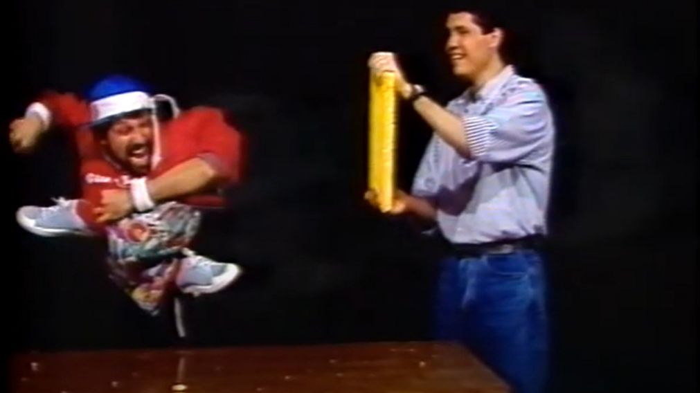 El "enano Gula Gula" rompe una tabla con una patada voladora. (Captura de pantalla).