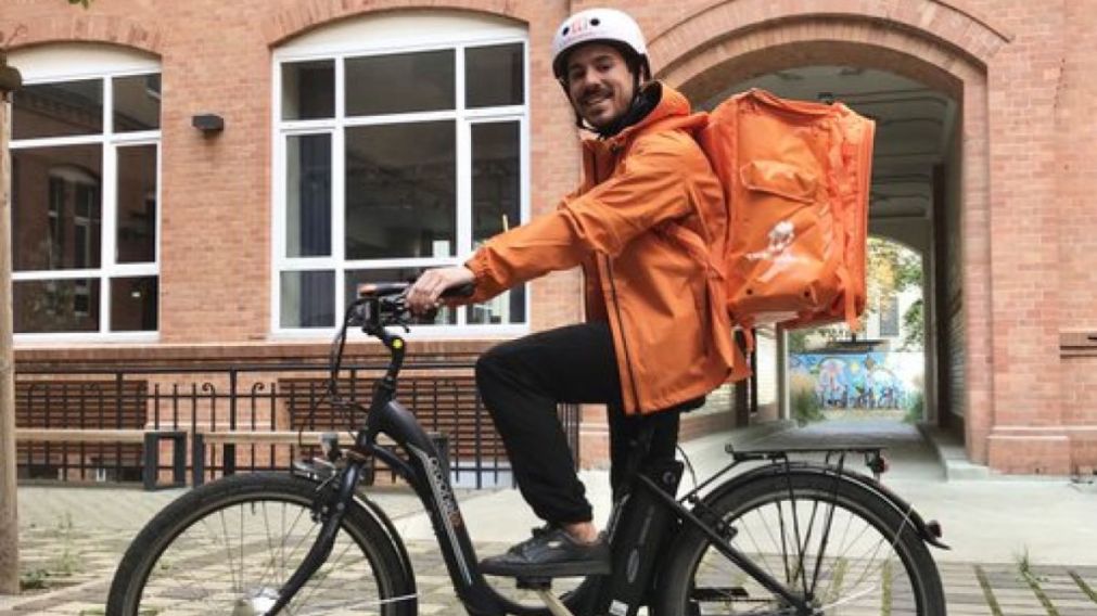 Gonzalo P�rez en la bicicleta alquilada con la que reparte pedidos por la capital alemana. Fuente: (Twitter @soygonzaloperez)