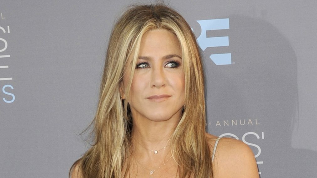 Jennifer Aniston se alejó de sus amigos antivacunas Covid-19 y criticó a los que no "escuchan los hechos".