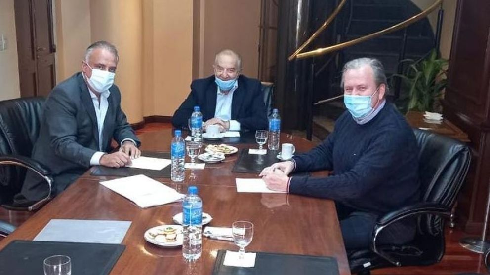 Los sindicalistas mercantiles Carlos Pérez y Armando Cavalieri con Federico Erhart, director General Walmart