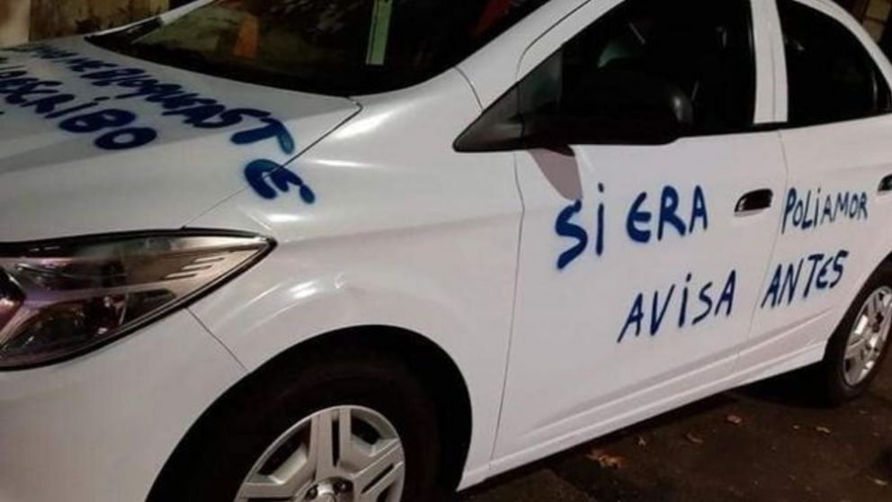 El auto quedó totalmente escrito por aerosol azul.
