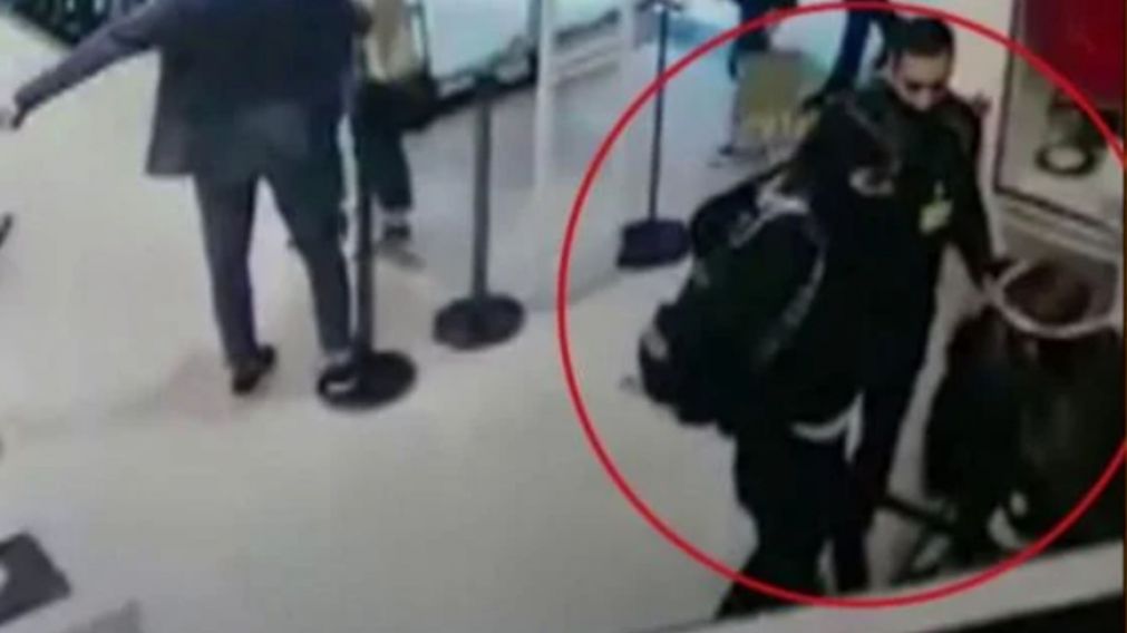 Las c�maras de seguridad captaron el momento de la detenci�n, tras el intento de robo (Foto: captura de pantalla). 