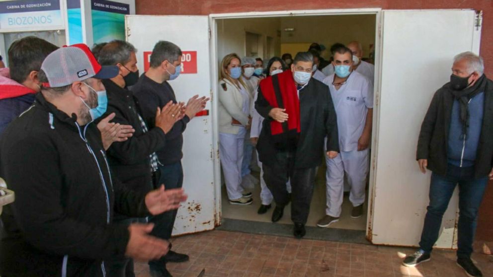 El intendente de José C. Paz, Mario Ishii, al salir del hospital donde estuvo 12 días internado (Gentileza @ishiiargentina/Twitter).