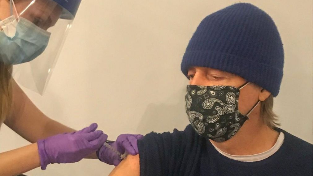El cantante no especificó que número de dosis se aplicó ni a qué laboratorio pertenece la vacuna contra el coronavirus..(Twitter)