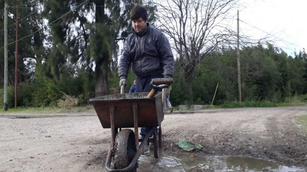 Ariel necesita que le donen materiales para construir su vivienda.