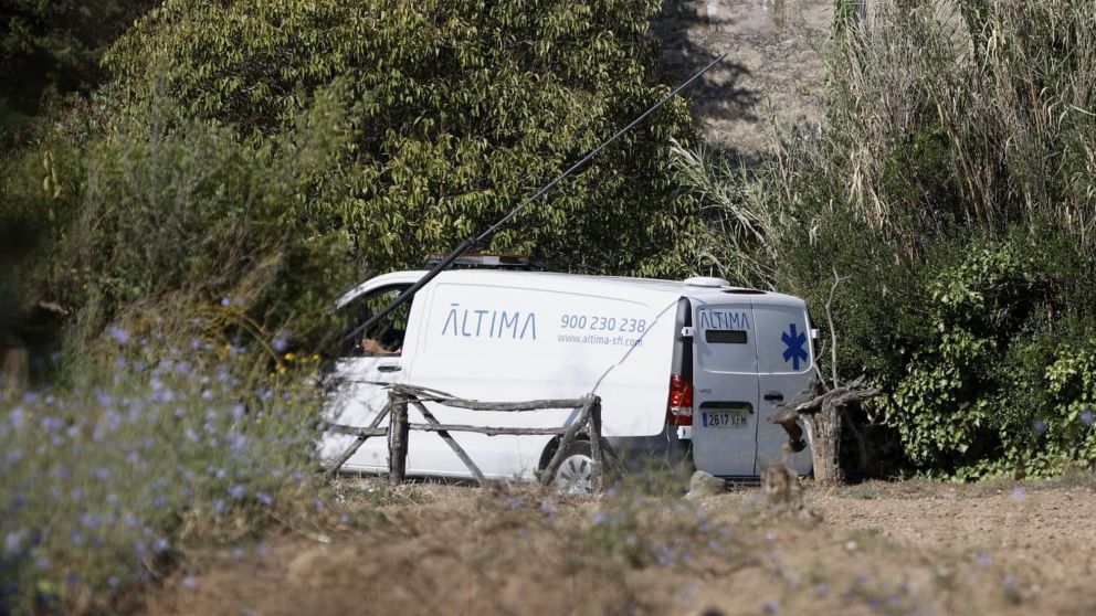La ambulancia en el predio donde ocurrió el brutal femicidio y posterior suicidio del agresor.