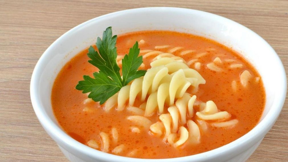 Pomidorowa es un plato tradicional de la cocina polaca a base de caldo de carnes y verduras.