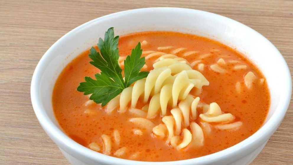 Pomidorowa es un plato tradicional de la cocina polaca a base de caldo de carnes y verduras.