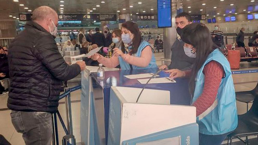 Salta: más de 20 aislados por paciente que llegó de Europa con la variante Delta.