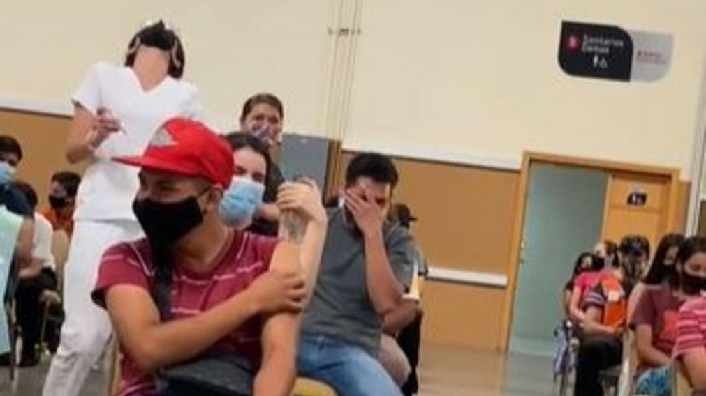 El momento en el que joven llora en un vacunatorio de México fue viralizado en la red social TikTok.