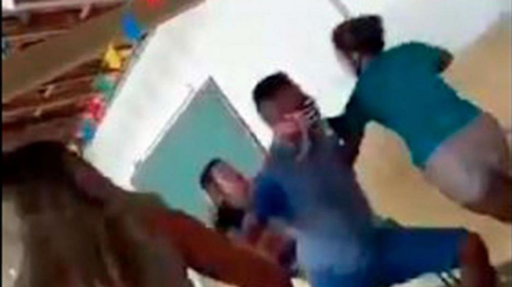 El hecho ocurrió en un centro de vacunación contra el Covid-19 en Brasil (Captura de pantalla).
