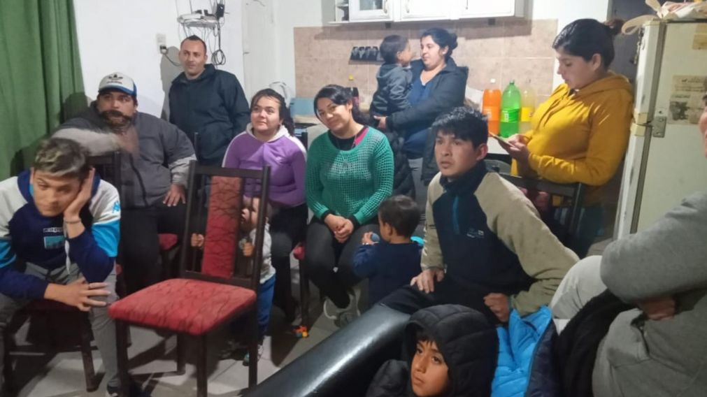 La familia de Lucas Palma, se reunió en su hogar a ver el debut del joven en el televisor nuevo.