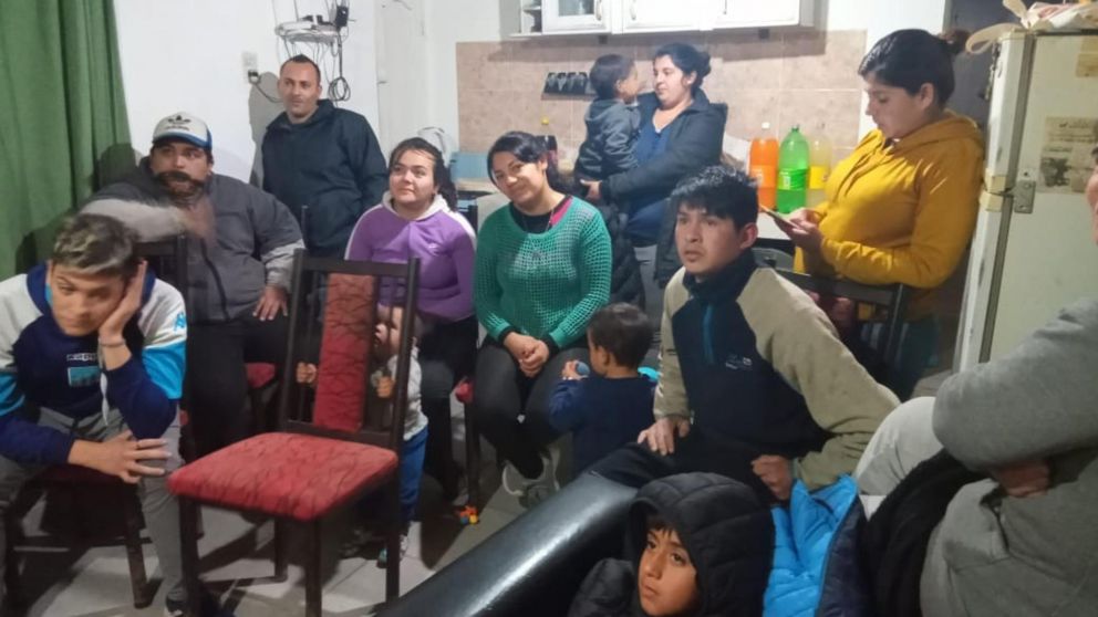 La familia de Lucas Palma, se reunió en su hogar a ver el debut del joven en el televisor nuevo.