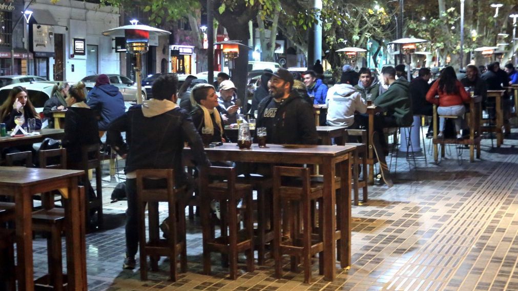 Los centros gastronómicos de Mendoza ofrecen una bebida alcohólica para "premiar" a quienes se vacunaron (El Sol).