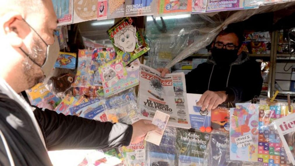 Una costumbre que se repite desde m�s de cinco d�cadas: un lector comprando "Cr�nica" (Nahuel Ventura/Cr�nica).