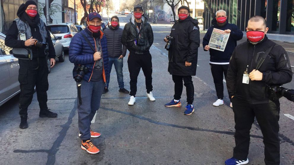 Carlos y Nahuel Ventura, Pablo Vill�n, Fernando P�rez Re,  Moreno, Nersesian y Paredes, el staff fotogr�fico de Cr�nica.