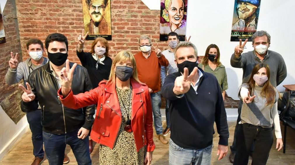 Agustín Rossi, con los candidatos que lo acompañarán en las PASO 2021 (Gentileza @RossiAgustinOk/Twitter).