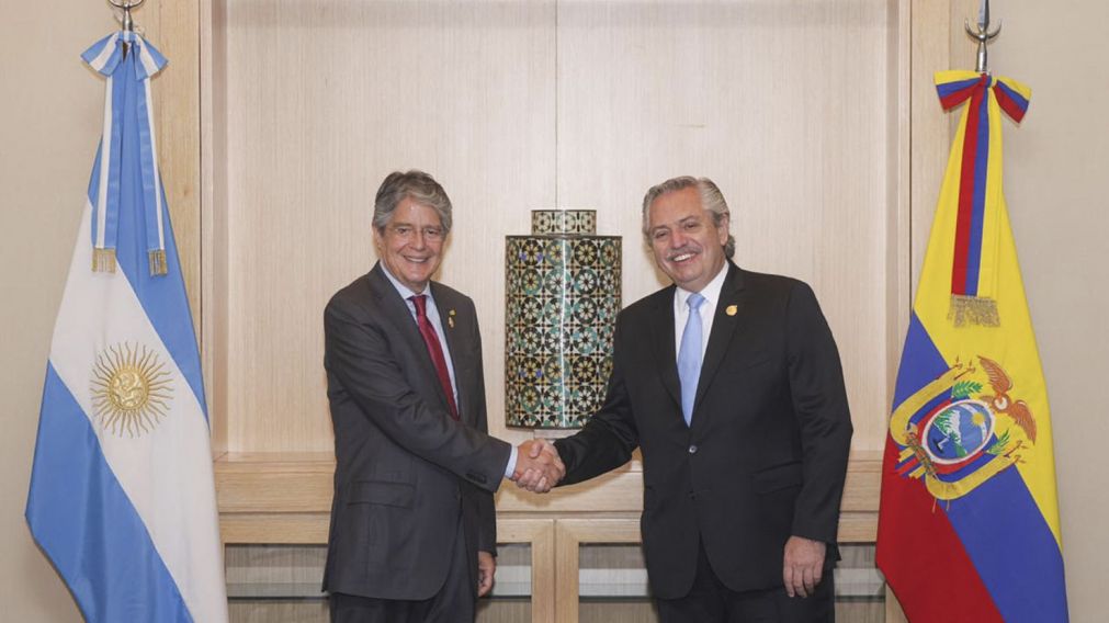 Alberto Fernández, junto a su par ecuatoriano, Guillermo Lasso.