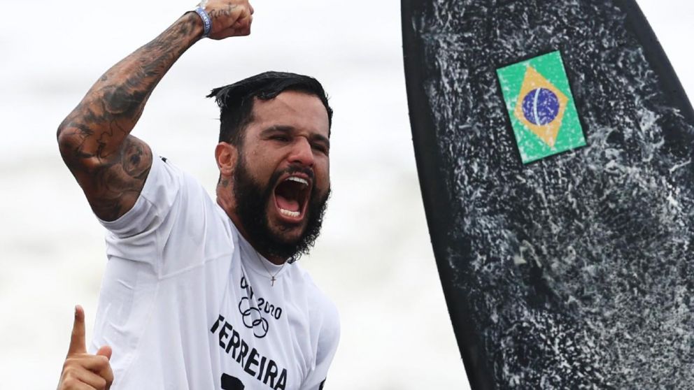 Es oriundo de Bahía Formosa, un pueblo de 8000 habitantes ubicado al norte de Brasil, donde el surf empata la pasión por el fútbol.