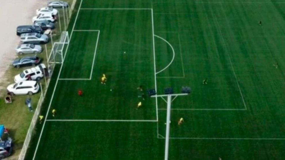 El momento en que se produce la estampida de los jugadores y el público (Captura de video).