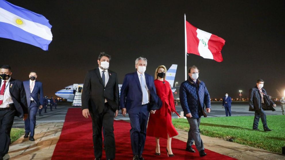 El presidente Alberto Fernández, al arribar anoche a Perú para la asunción de Castillo.