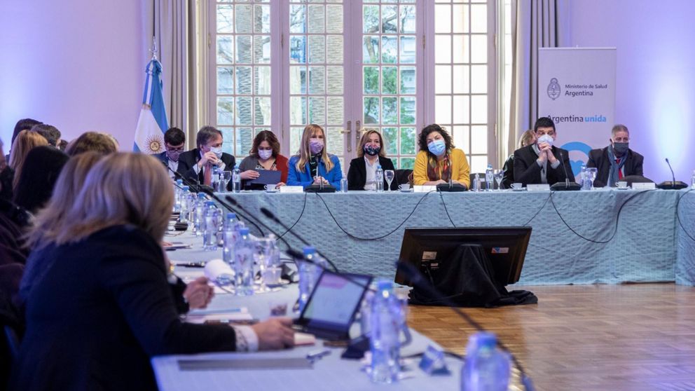 M�ximas autoridades sanitarias del pa�s acordaron priorizar completar los esquemas de vacunaci�n contra Covid en agosto .