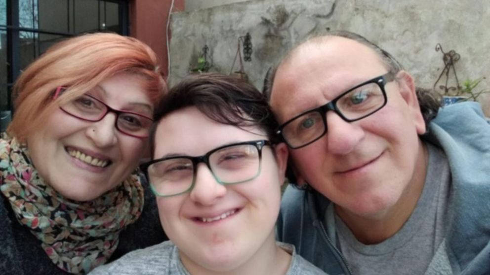Carlos Colombo junto a su mujer Glady y su hijo Valentín. (Gentileza: La Nación)