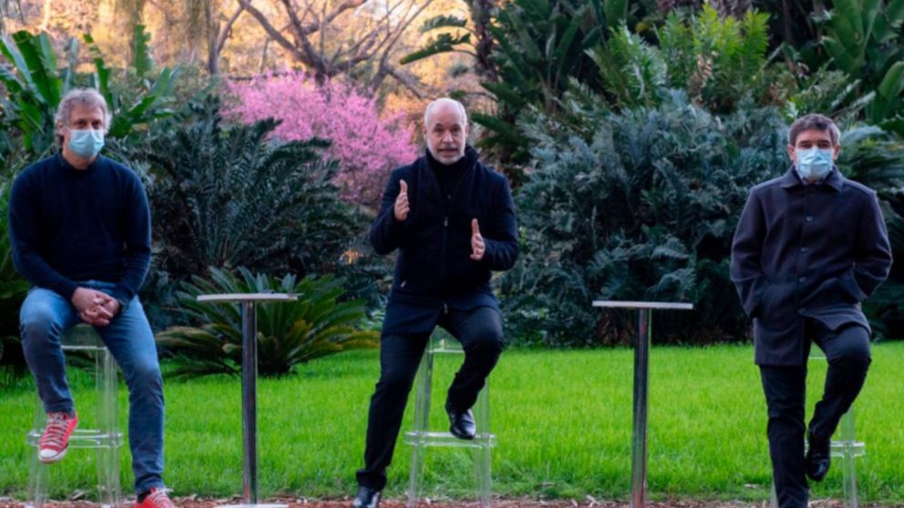 Felipe Miguel, junto a Horacio Rodr�guez Larreta y Fern�n Quir�s en conferencia de prensa (captura). 
