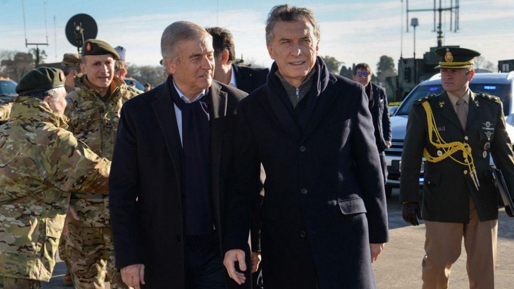 El comandante de Gendarmería Adolfo Héctor Caliba junto al ex presidente Mauricio Macri.