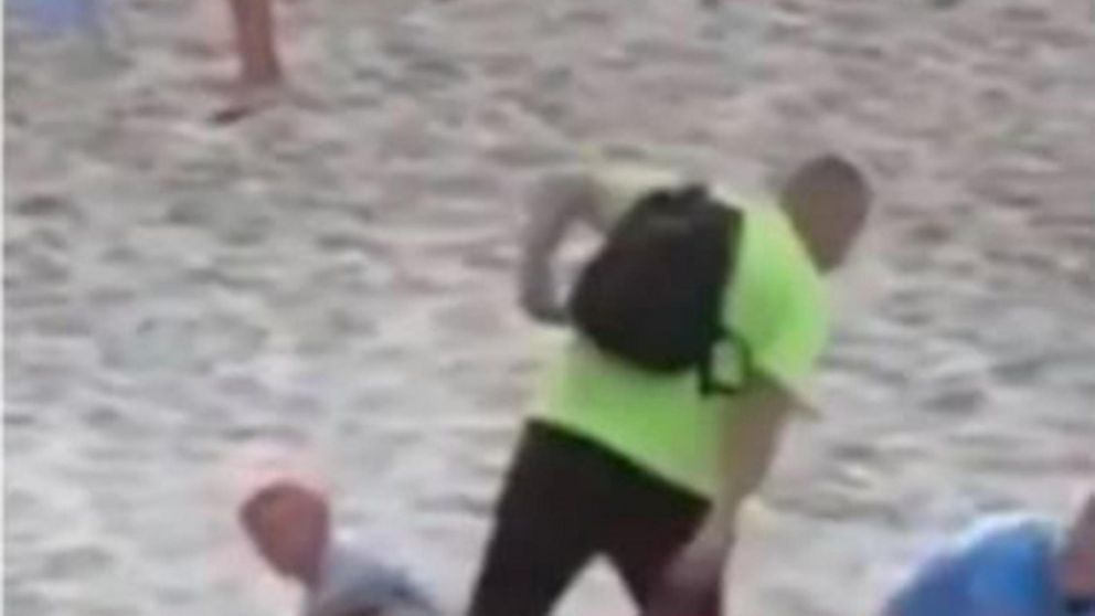 As� turista echaba a chancletazos a pareja que estaba teniendo sexo en la playa. (Captura video)