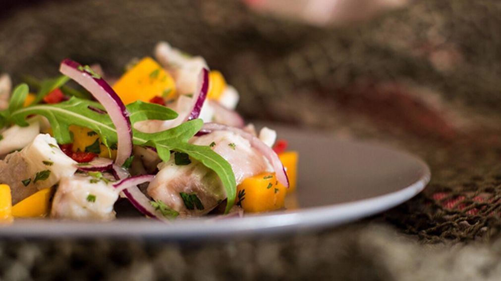 El ceviche es un plato emblema de Perú.